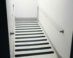 Протиковзка стрічка 3M Safety-Walk 610 універсальна чорна середня зернистість 25 мм